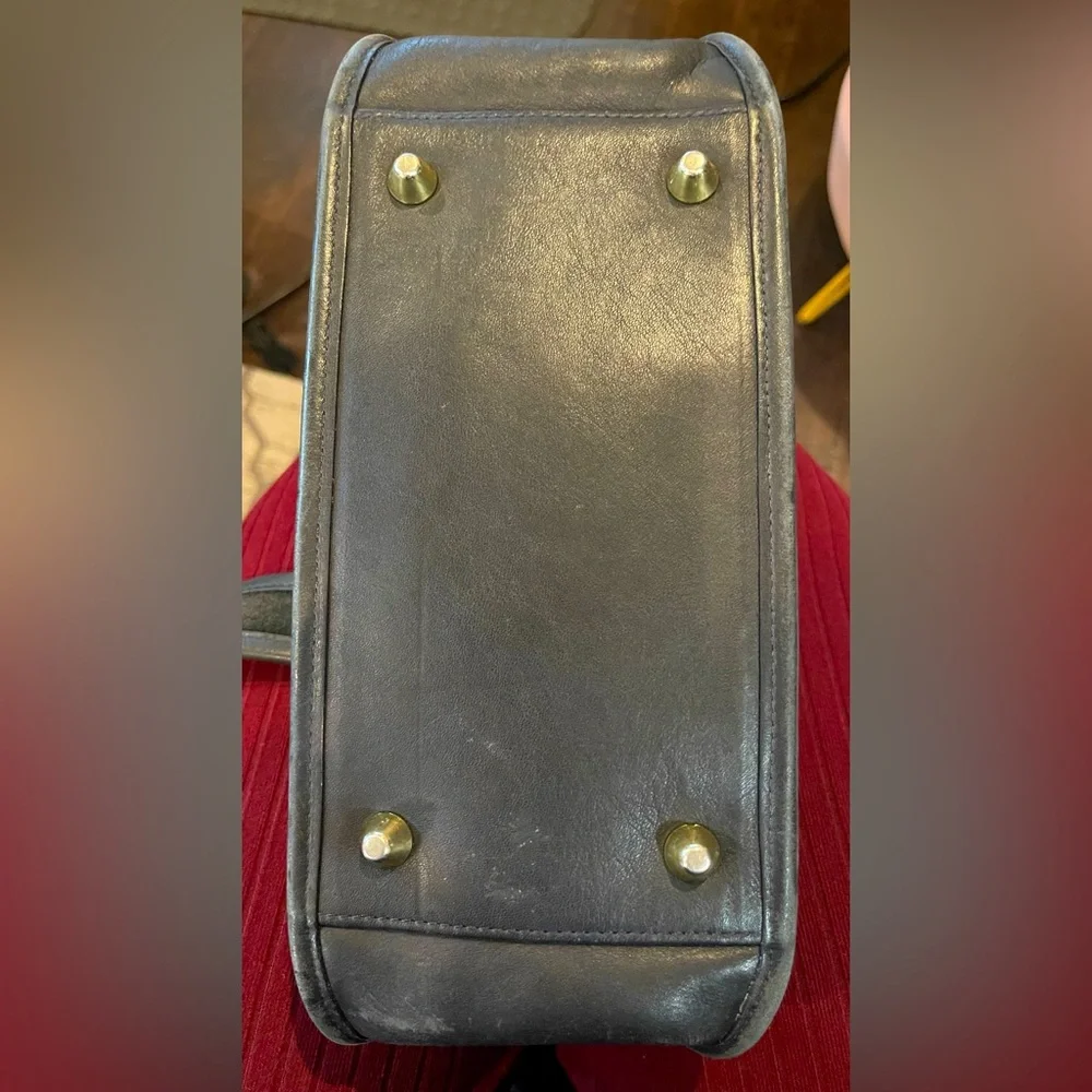 Coach vintage legacy zip bag in black leather with gold tone hardware in EUC - Picture 5 of 13